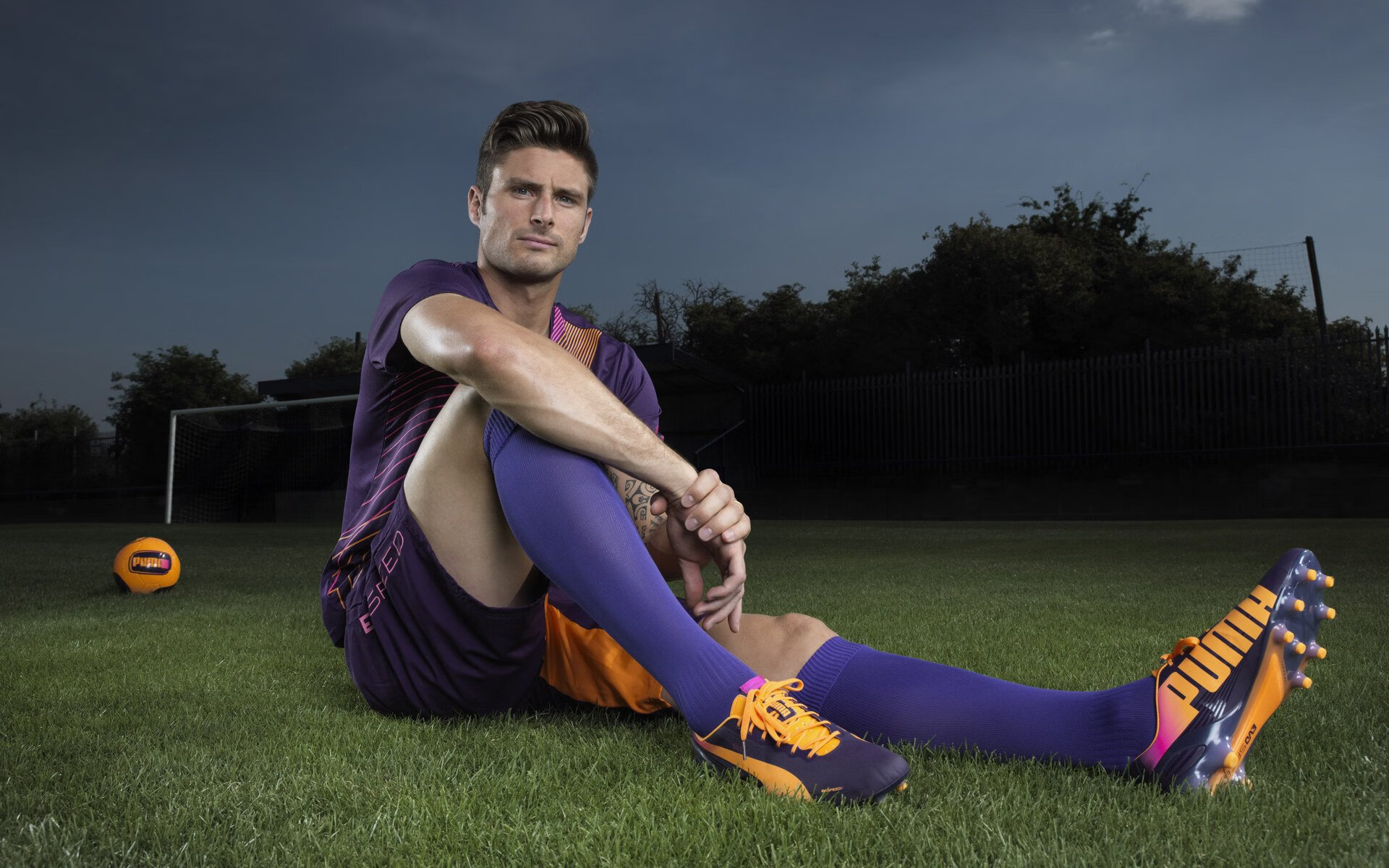 “现场气氛火爆,粉丝热情助威让比赛气场升华”,比赛现场氛围热烈